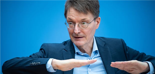 Vierte Corona-Impfung gegen Omikron? Lauterbach bereitet sich vor Denkt schon über die vierte Impfung nach: Der neue Bundesgesundheitsminister Karl Lauterbach.