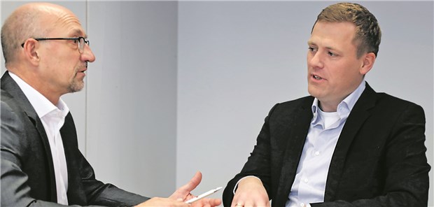 „Mit der CAR-T-Zelltherapie bricht ein neues Zeitalter an“ Dennis Frerichs (re.), Deutschland-Chef von Gilead, im Gespräch mit Wolfgang van den Bergh. Matthias Schrader