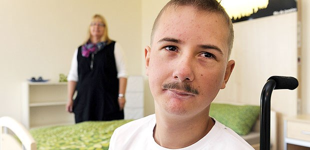 Abstand als Therapie Dennis Schoolmann schaut sich in dem Pflegezimmer "Rio de Janeiro" im Jugendhospiz in Syke um. Im Hintergrund ist seine Mutter Roswitha Schoolmann zu sehen. Das Jugendhospiz ist dem Kinderhospiz Löwenherz angegliedert.