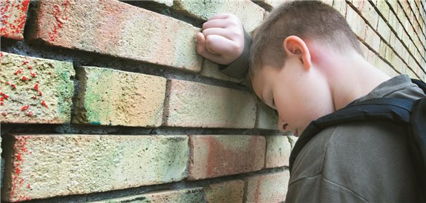 Depressionen können wie eine Wand vor der Entwicklung eines jungen Menschen stehen. Die Bundespsychotherapeutenkammer fordert, mehr Kassensitze für die Behandlung von pandemiebetroffenen Kindern und Jugendlichen zuzulassen.