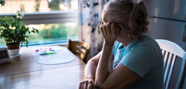 So holen Sie Ihre Patienten aus der Post-Stroke-Depression Eine ältere Frau schaut traurig aus dem Fenster