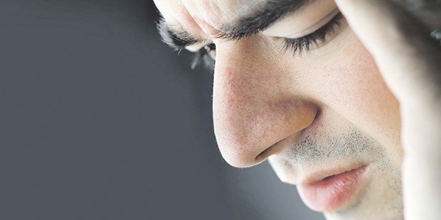 Depressive Männer zeigen häufig Stress-Symptome, sind aggressiv oder trinken zu viel Alkohol.