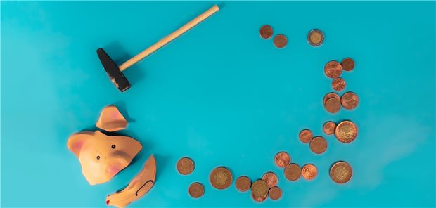 Erwerbsminderungsrente: Psychische Erkrankungen als dominierende Ursache Ein zerschlagenes, sehr traurig blickendes Sparschwein, über dem ein Hammer liegt und ein Bogen aus Münzen: Symbolbild dafür, dass depressive Störungen die mit Abstand häufigste Einzeldiagnose derer sind, die eine Erwerbsminderungsrente wegen einer psychischen Erkrankung beziehen.