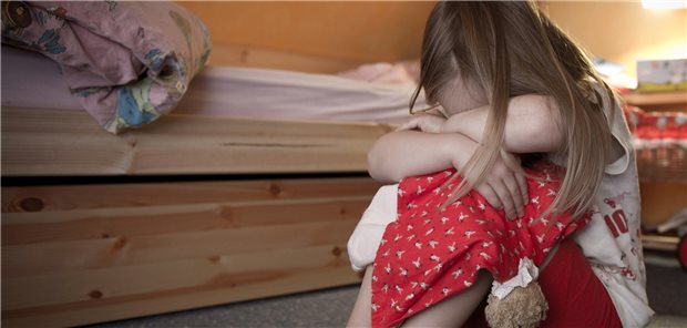 Depressive Verstimmung bei Kindern: Psychotherapie schneidet hier der aktuellen Datenlage zufolge nicht schlechter ab als Antidepressiva.