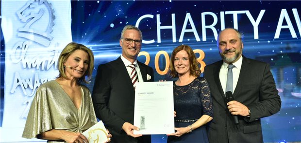 Der 2. Preis des Springer Medizin Charity Awards geht an die Saarländische Krebsgesellschaft. Die Auszeichnung erhalten Vorstand Dr. Steffen Wagner (v.r.) und Geschäftsführerin Sabine Rubai. Mit im Bild: Moderatorin Yve Fehring und Sponsor Kai Tobien, CEO von Medperion Group.