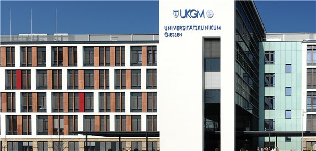 Uniklinik Gießen-Marburg: Das zähe Ringen um die Zukunft Der 2011 in Betrieb genommene 170 Millionen Euro teure Neubau des Universitätsklinikums in Gießen ist eines der Projekte im Zuge der Privatisierung des mittelhessischen Krankenhauses. Nicht alle Versprechen und Erwartungen seit dem Verkauf vom Land Hessen an die Rhön AG im Jahr 2006 haben sich erfüllt.