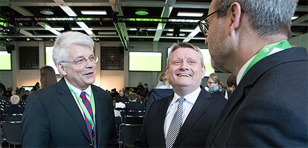 Krebskongress richtet Fokus auf Langzeitüberlebende Der 33. Deutsche Krebskongress ist eröffnet: Kongresspräsident des DKK 2018 Prof. Dr. Thomas Wiegel (links), Bundesminister für Gesundheit Hermann Gröhe, Prof. Dr. Peter Albers, DKG-Präsident (rechts).