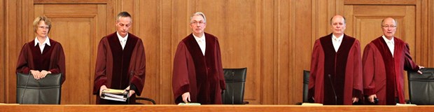 Prozess um Brechmittel-Tod: Alles nochmal von vorn Der 5. BGH-Strafsenat mit dem Vorsitzenden Basdorf (Mitte) am Mittwoch in Leipzig.