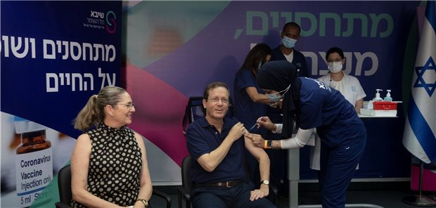 Israel will COVID-19-Drittimpfung für über 60-Jährige Der 60 Jahre alte israelische Staatspräsident Izchak Herzog (M), hat als erster seine Auffrischimpfung erhalten. Auch seine gleichaltrige Frau Michal ließ sich impfen.