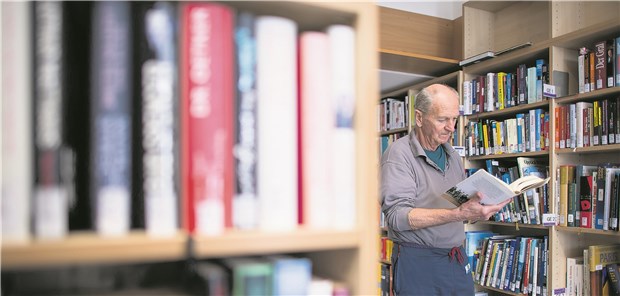 Alt werden hinter Gittern Der 81 Jahre alte Häftling Werner R. in der Bücherei der Abteilung für lebensältere Inhaftierte in der JVA Bielefeld-Senne.