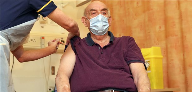 Erster Brite mit AstraZeneca-Vakzin gegen Corona geimpft Der 82-jährige Brian Pinker erhält im Churchill Hospital als erster Brite den Corona-Impfstoff der Universität Oxford und des Pharmakonzerns AstraZeneca.