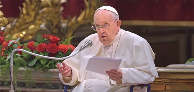 Papst fordert mehr persönliche Nähe im Gesundheitswesen Der 85-jährige Papst bei einer Ansprache im Vatikan.