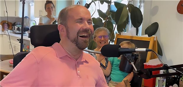 Der ALS-Patient Casey Harrell probiert das BCI-System (Gehirn-Computer-Schnittstelle) zum ersten Mal aus.