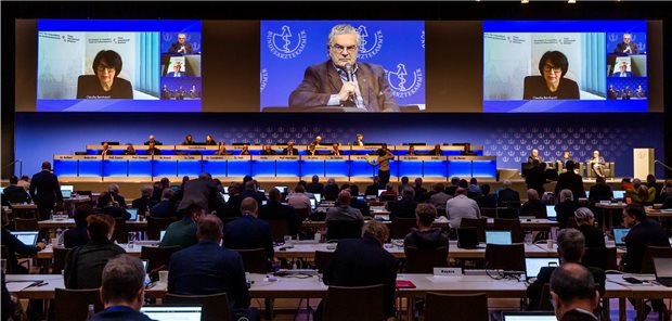 Der Ärztetag als Plattform für den Diskurs: Debatte im Plenum mit BÄK-Präsident und Landesgesundheitsministerinnen und -ministern im November in Berlin (Archivfoto).