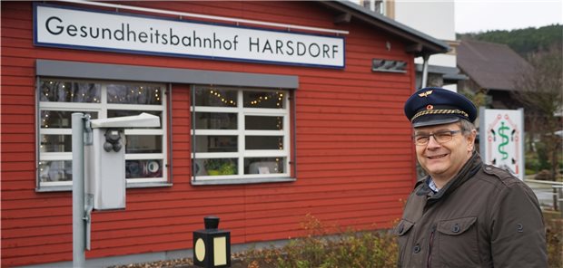 Wenn der „Ärztliche Bahnhofsvorstand“ ins Behandlungszimmer ruft Der „Ärztliche Bahnhofsvorstand“ Dr. Jürgen Berthold Bauer vor seinem Gesundheitsbahnhof in Harsdorf.