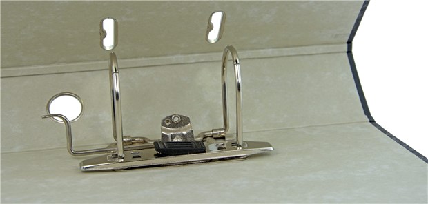 Der Aktenordner bleibt leer: Weniger Papier, weniger Kosten für Unternehmen.