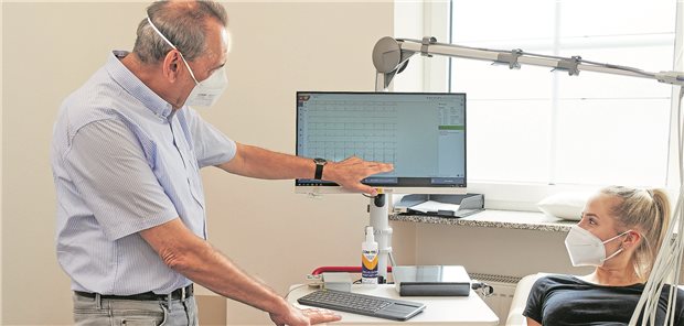 Der Allgemeinmediziner Dr. Michael Eis hat die komplette Praxisausstattung gemietet, sogar das medizinische Gerät ist im Komplettpaket enthalten.