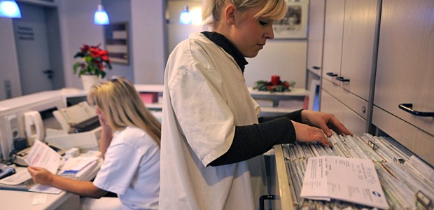 'Eine Praxis ist kein Verein, der von Spenden lebt' Der Alltag in den Praxen hat sich stark gewandelt. Die Kolumnistin Theresia Wölker hat den Wandel schon fast 25 Jahre begleitet und Tipps gegeben, wie Medizinische Fachangestellte sich im Praxisteam dabei positionieren können.