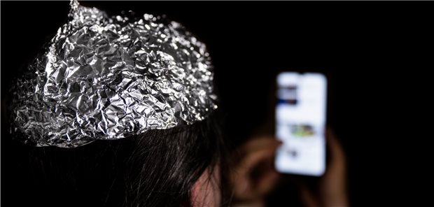 Wie die Kammer auf Corona-kritische Ärzte reagieren will Der Aluhut als Symbol für Corona-Kritik