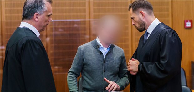 Sechs Jahre Haft für ehemaligen Medizin-Staatsanwalt Der Angeklagte Alexander B. inmitten seiner Rechtsanwälte Andreas Hohnel (l) und David Püschel (r.)