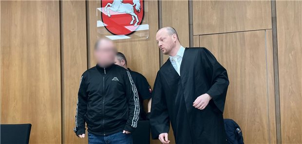 Verurteilt wegen 60 Klinikaufenthalten – ohne krank zu sein Der Angeklagte (l) steht neben seinem Verteidiger Sebastian Ballauf im Amtsgericht.
