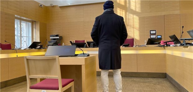 Der Angeklagte steht im Prozess um Drohungen gegen eine österreichische Ärztin im Gerichtssaal. Der Mann aus Oberbayern wurde am Mittwoch vom Gericht freigesprochen.