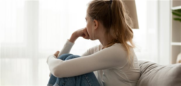 So schlecht steht es um die psychische Gesundheit von Kindern und Jugendlichen Ein Mädchen sieht traurig in eine Richtung.