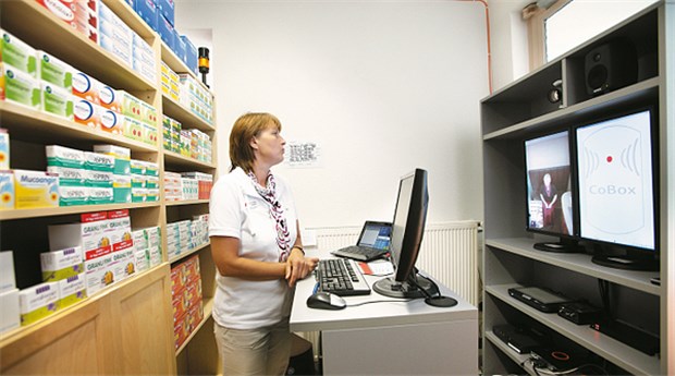 Der Apotheker kann die CoBox von seiner Offizin aus bedienen und Kunden per Video-Konferenztechnik beraten.