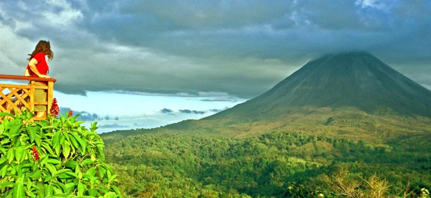 Costa Rica: Über dem Regenwald spuckt der Vulkan Der Arenal in Costa Rica gehört zu den aktivsten Vulkanen der Erde.