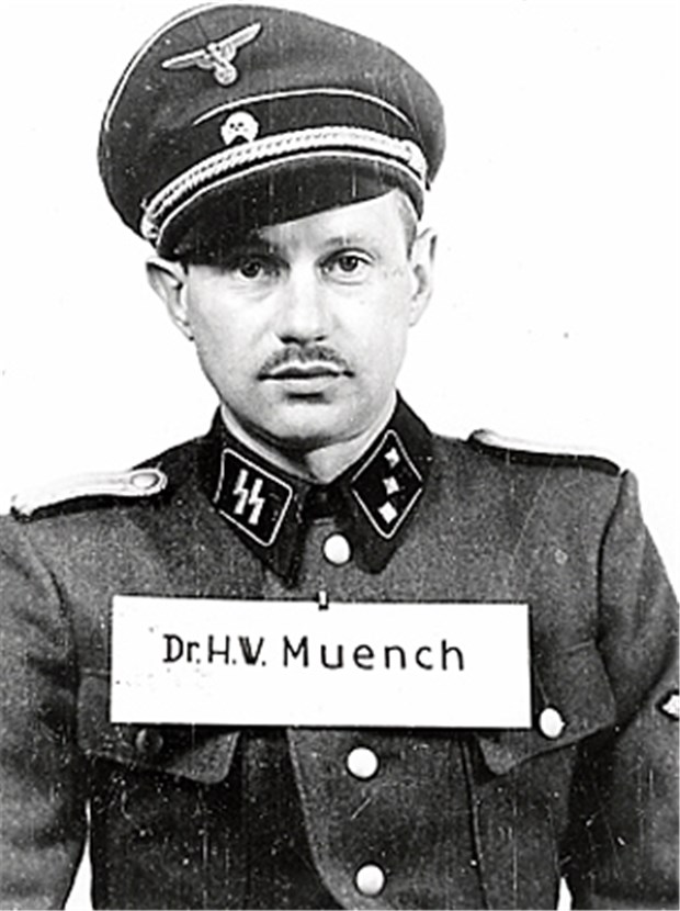 Legende des "guten Menschen von Auschwitz" Der Arzt Dr. Hans Wilhelm Münch nach seiner Verhaftung.