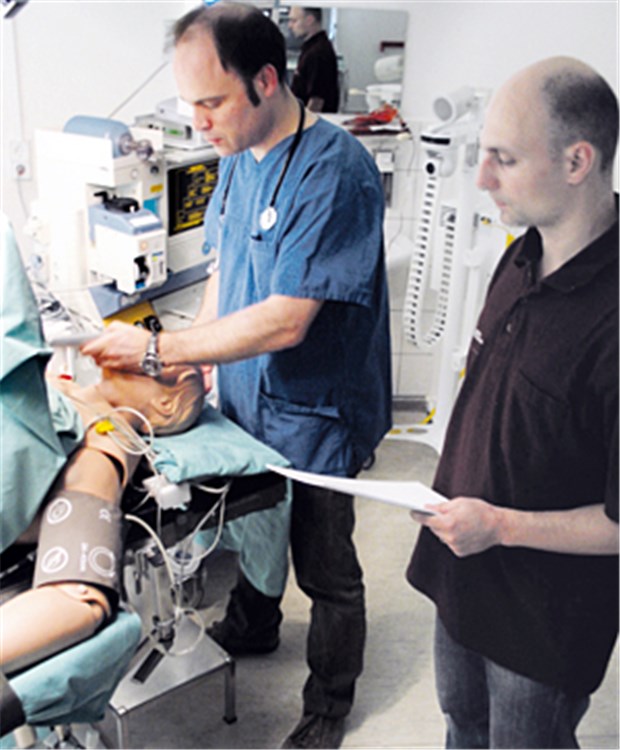 Ungewöhnliche Stresstests am Uniklinikum Dresden Der Arzt Dr. Michael Müller (l.) und der Psychologe Mike Hänsel mit dem Simulationspatienten. Sie haben das Projekt in Dresden initiiert.