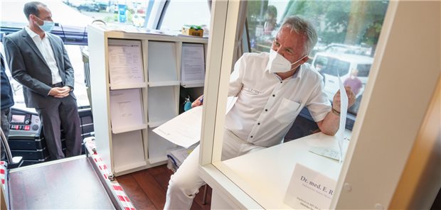 In Rheinland Pfalz gilt die „2G+“-Regel Clemens Hoch (CPD) und Arzt Eckhard Rix in einem Impfbus in Rheinland-Pfalz.