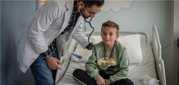 Krank im Libanon – viele Bürger können sich das nicht leisten Der Arzt Mohammad Fahad untersucht den jungen Krebspatienten Georgio. Georgio ist neun Jahre alt und hat Leukämie.