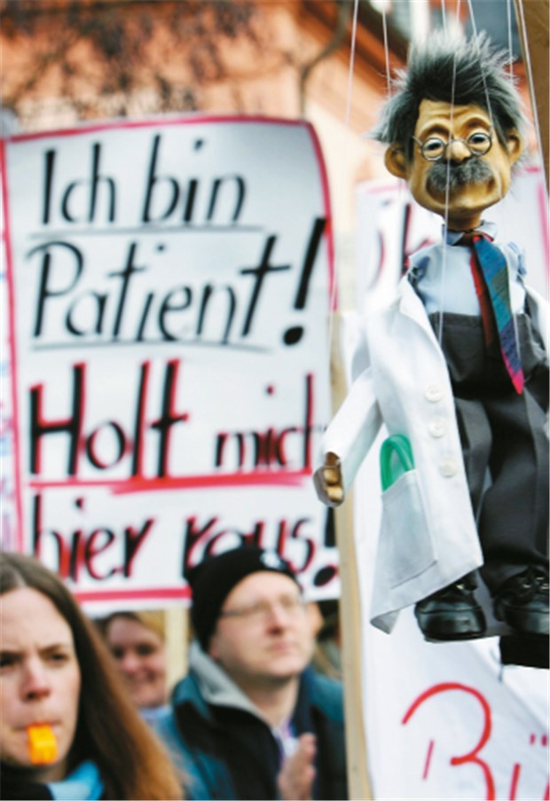 Leistungserbringer wollen wieder Ärzte sein Der Arzt als Marionette, der von fremden Kräften dirigiert wird: Im Januar 2006 haben Demonstranten in Mainz vor diesem Szenario gewarnt.