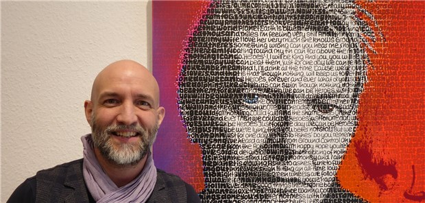 Wie ein Arzt Wortmalerei und Literatur in Zwiesprache bringt Der Arzt, der Bilder „schreibt“: Der Künstler SAXA vor einer „Wortmalerei“, die den Sänger David Bowie zeigt. In seinen Werken treten Text und Bild in eine spannungsreiche Zwiesprache.