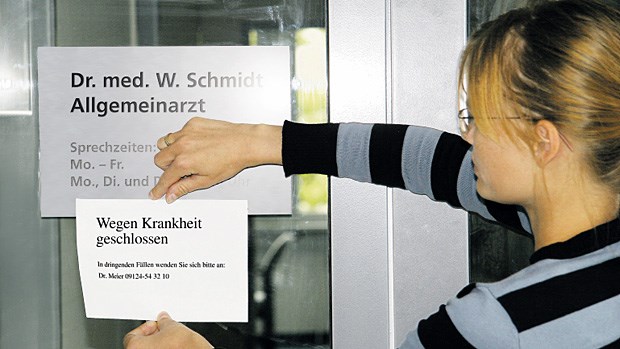 Bei Krankheit droht eine Versicherungslücke Der Arzt ist krank. Das kann für Freiberufler zum finanziellen Problem werden.