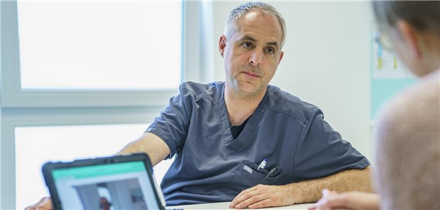 Der Arzt schließt jeden Fall ab: Physician Assistant Heiko Böres im Gespräch mit einer Patientin. Digital zugeschaltet für die Supervision ist der Leitende Arzt Michael Hausen.
