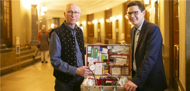 Der Arztkoffer ist mit das wichtigste Utensil, das Theaterärzten wie Wolfgang Fisel (l.) und dessen Kollegen Professor Peter Ong während der Einsätze im Stuttgarter Opernhaus zur Verfügung steht.