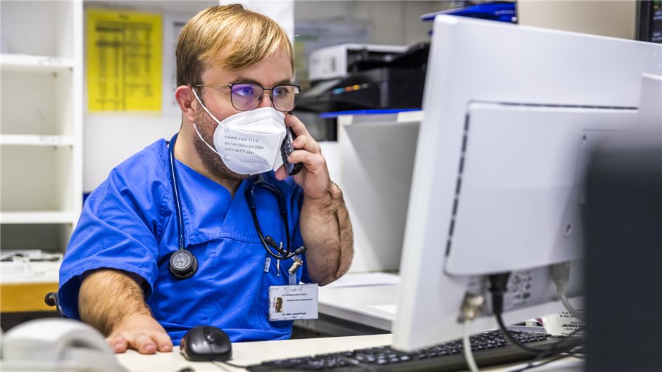 Assistenzarzt Dr. Leopold Rupp zeigt, wie Inklusion gelingt