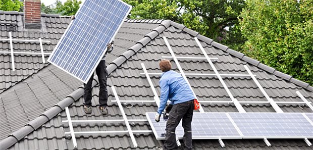 Der Aufbau von Fotovoltaikanlagen ist eine der förderfähigen Leistungen, für die die KfW zinsvergünstigte Kredite gibt.