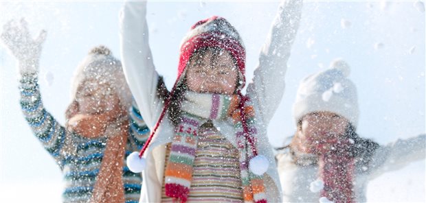 Der Aufenthalt bei Tageslicht im Freien ist das einfachste Mittel, um bei Kindern eine Myopie zu verhindern oder ihr Fortschreiten zumindest zu bremsen.