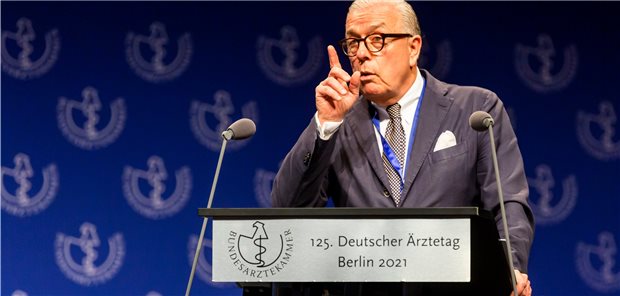125. Deutscher Ärztetag: Der Ticker zum Nachlesen Der BÄK-Präsident im Fokus der Kameras. In seiner Rede fordert Dr. Klaus Reinhardt einen zügigen Krankenhausgipfel. Denn: Die Krankenhäuser seien durch einen Mix aus pauschalierten Vergütungskomponenten zur Deckung von fallzahlunabhängigen Vorhaltekosten, einem fallzahlabhängigen Vergütungsanteil sowie einem Budget zur Strukturqualität finanziell besser aufzustellen.