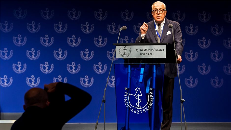 Der BÄK-Präsident im Fokus der Kameras. In seiner Rede fordert Dr. Klaus Reinhar...