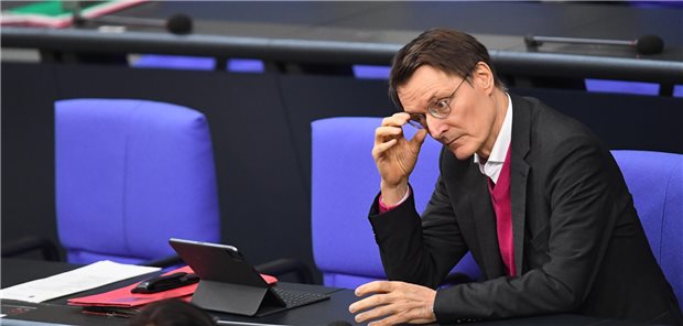 Kassenfinanzen: BKKen fordern von Lauterbach „echte Strukturreform“ Der BKK-Dachverband sieht Bundesgesundheitsminister Karl Lauterbach (SPD) in der Pflicht, nachzudenken, wie die Kassenfinanzen strukturiert auf ein neues Gleis gesetzt werden könnten – und zwar auf Dauer.