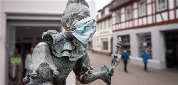 Corona-Öffnungsszenarien: Dieburg könnte, ziert sich aber Der Bajazz auf dem Dieburger Fastnachtsbrunnen trägt Mund-Nasen-Schutz. Zum Schelmenstück taugt auch die Teilnahme der Stadt am Modellprojekt für Lockerungen der Corona-Maßnahmen.