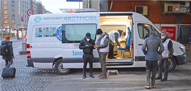Der Behandlungsbus am Bahnhof in München (Archivfoto von „Ärzte der Welt“ ohne Dr. Kristina Huber). 