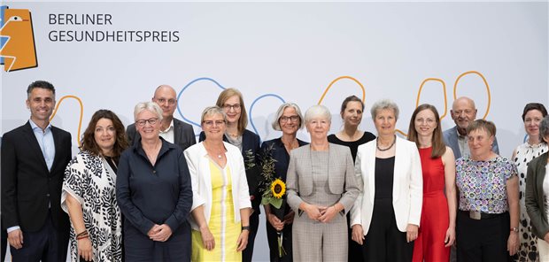 Hilfe für alle, die aus dem Raster fallen Der „Berliner Gesundheitspreis 2023“ steht unter dem Motto „Gesundheit gerecht gestalten“. Vergangene Woche fand in Berlin die Preisverleihung statt. Mit dabei: Berlins Ärztekammerpäsident Dr. Peter Bobbert (2. v. l.) und Jens Martin Hoyer, stellvertretende Vorstandschef des AOK-Bundesverbandes (5. v. l.).