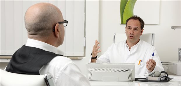 Der Berufsverband der Dermatologen möchte, dass seine Mitglieder in den Praxen privat zu liquidierende Leistungen teurer abrechnen als bisher – und zwar mit den Instrumenten, die die GOÄ ihnen an die Hand gibt. Das wird im Einzelfall sicher für Erklärungsbedarf sorgen.