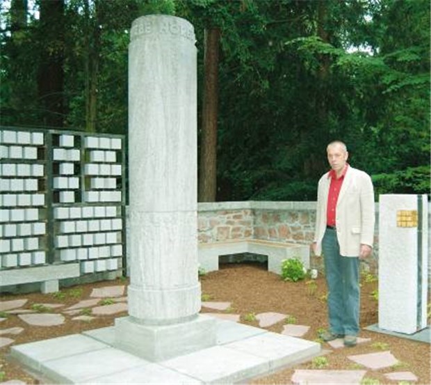 Gemeinschaftsgrab für Menschen mit HIV und Aids Der Bildhauer Helmut Hirte hat die Gemeinschaftsgrabstätte auf dem Hauptfriedhof gestaltet.