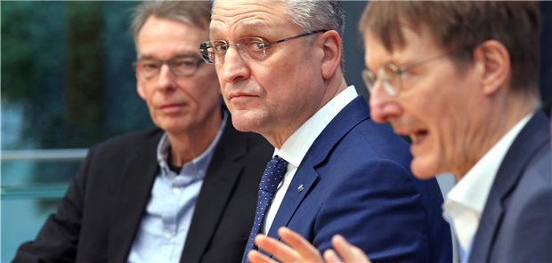 Der Bio-Informatiker Rolf Apweiler (l.) Direktor des European Bioinformatics Institute des Europäischen Laboratoriums für Molekularbiologie in Cambridge, klärte in dieser Woche gemeinsam mit Bundesgesundheitsminister Karl Lauterbach (r.) und RKI-Präsident Lothar H. Wieler, über die globale Coronalage auf.